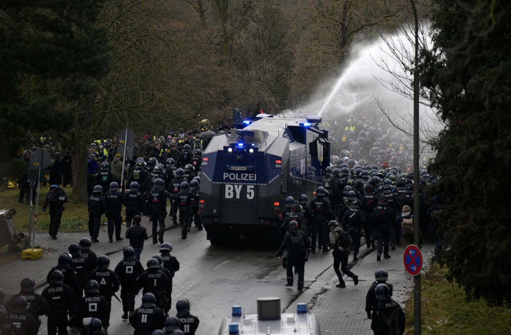 Die Polizei setzte auch Wasserwerfer gegen die Demonstrierenden ein .