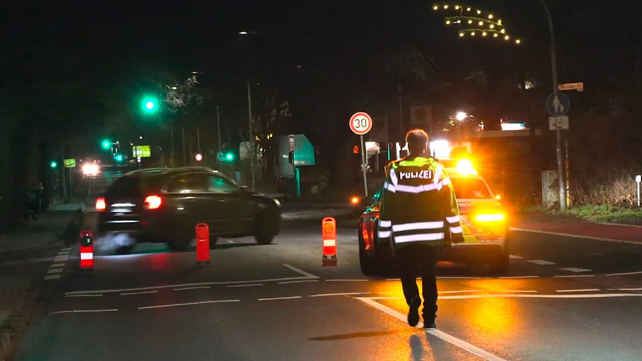 Bei Hamburg: Passanten finden leblose Person auf Straße | Regional