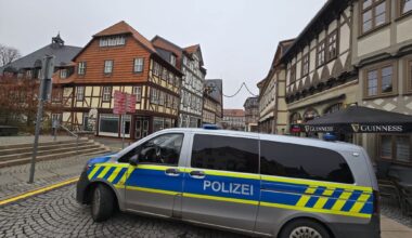 Nach einer Bombendrohung riegelten Polizisten am vergangenen Sonntag das Areal rund das Wernigeröder Rathaus ab.