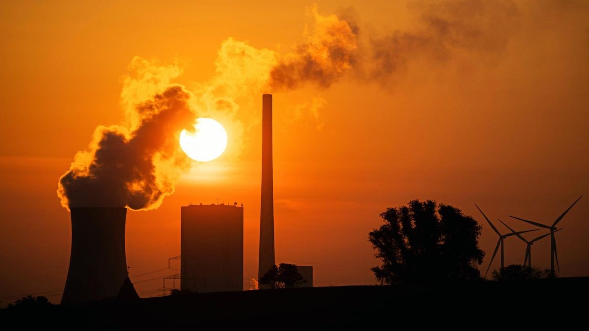 Mit dem verschärften Klimaziel in der EU kommt das Aus für die Stromerzeugung aus Kohle. Hier geht die Sonne hinter dem Kohlekraftwerk Mehrum im Landkreis Peine unter.  