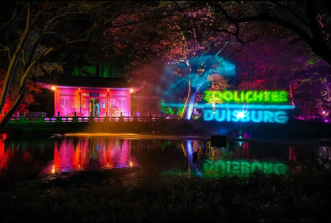 Auf dem Watershield im Chinesischen Garten des Duisburger Zoos leuchten Projektionen.
