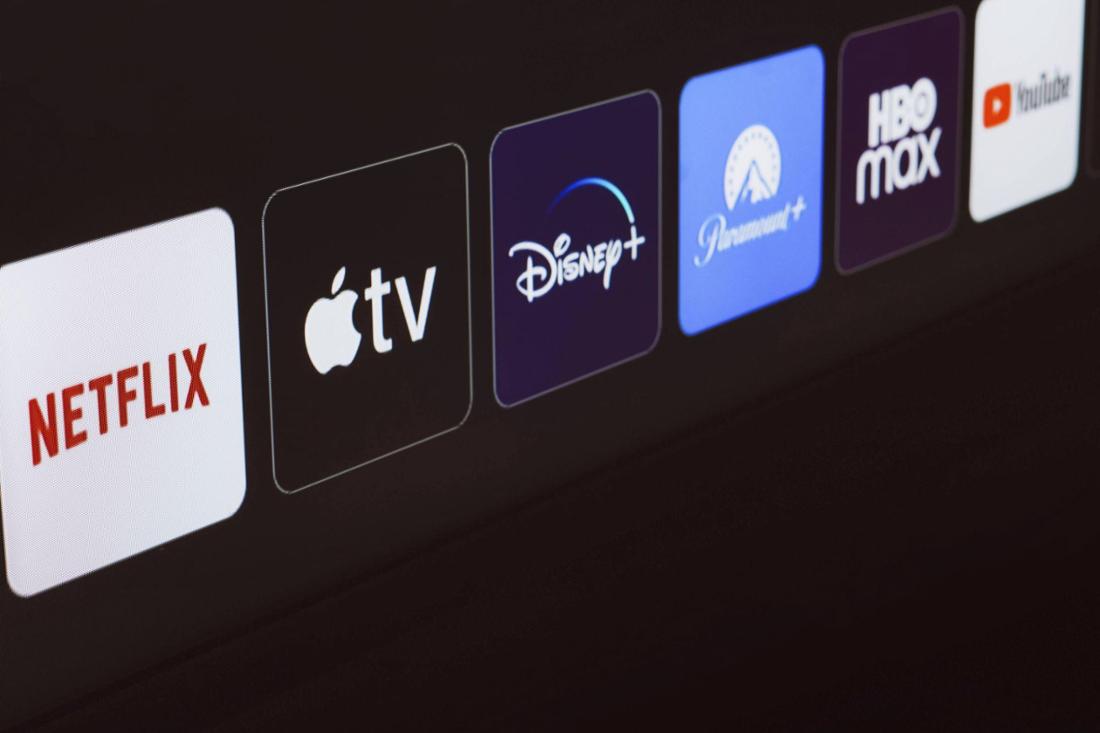 Die Logos von Netflix, Apple TV, Disney+, Paramount+, HBO Max und YouTube in einer Reihe.