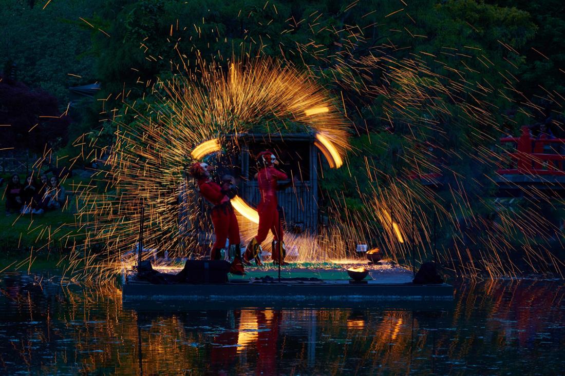 Ein Hingucker dürfte der Auftritt des Duos „Flamenspuk“ beim Martinsmarkt werden. Die beiden Darstellerinnen präsentieren den „Tanz der Feuervögel“ mit klassischer Musik.
