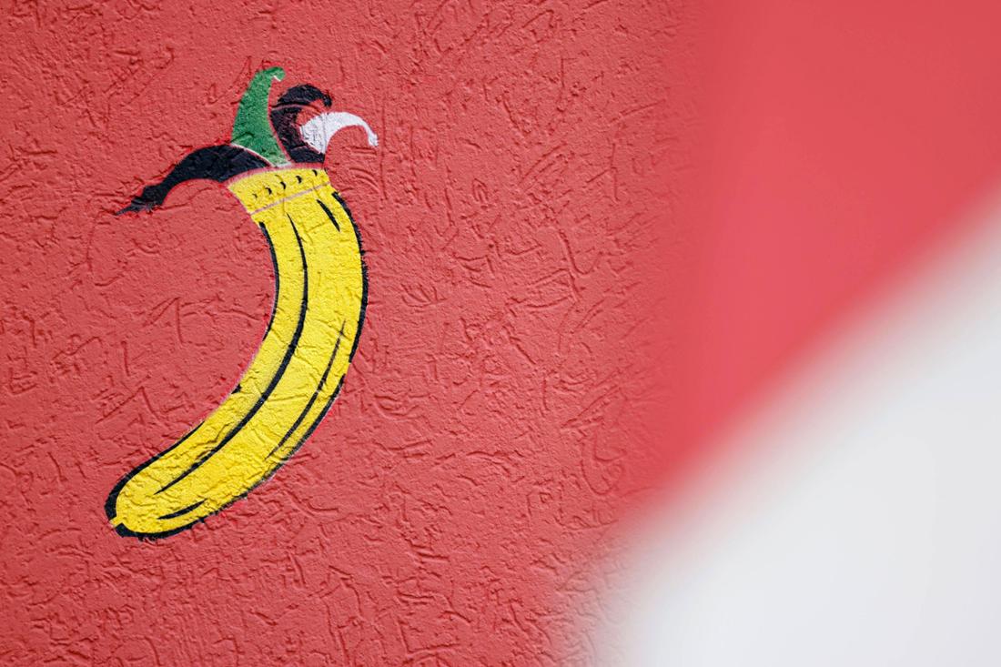 Eine gesprühte Banane mit Hut.