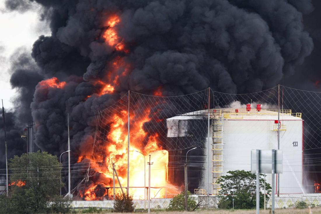 Die Ukraine überzieht Russland mit Drohnen-Angriffe auf die Öl-Infrastruktur – hier brennt eine Raffinerie auf der russisch besetzten Krim. 