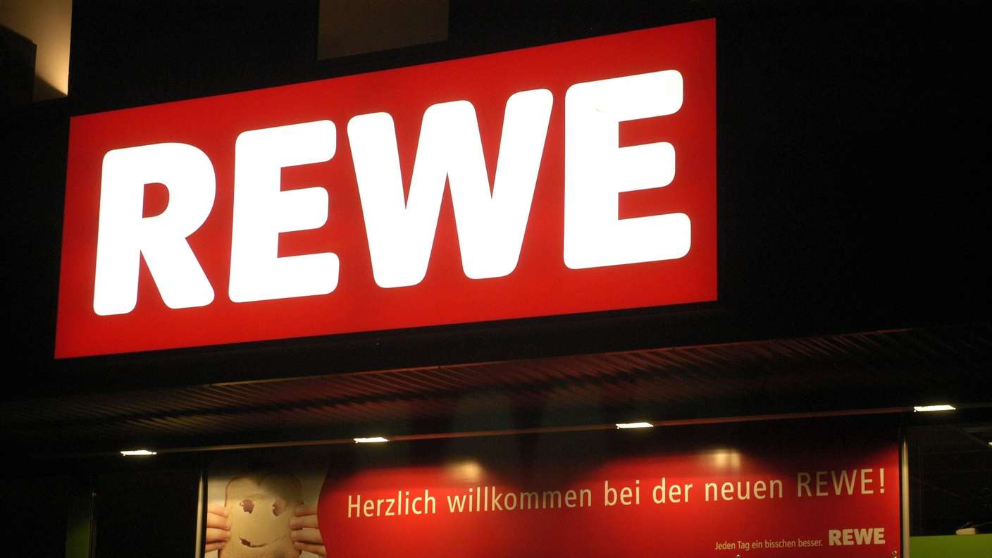 Der Eingang einer Rewe-Filiale bei Nacht