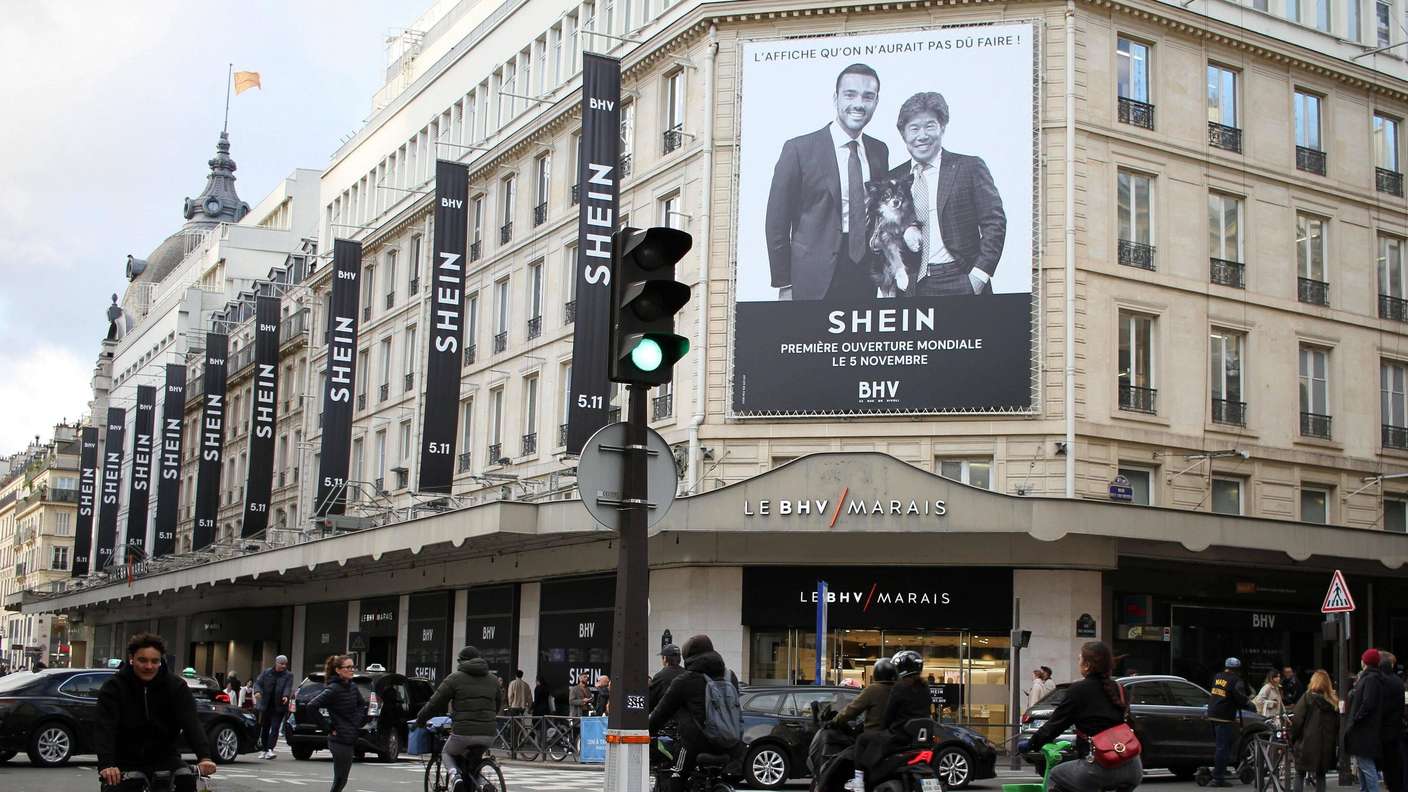 Außenansicht des Kaufhauses BHV in Paris mit einem großen Shein-Plakat.