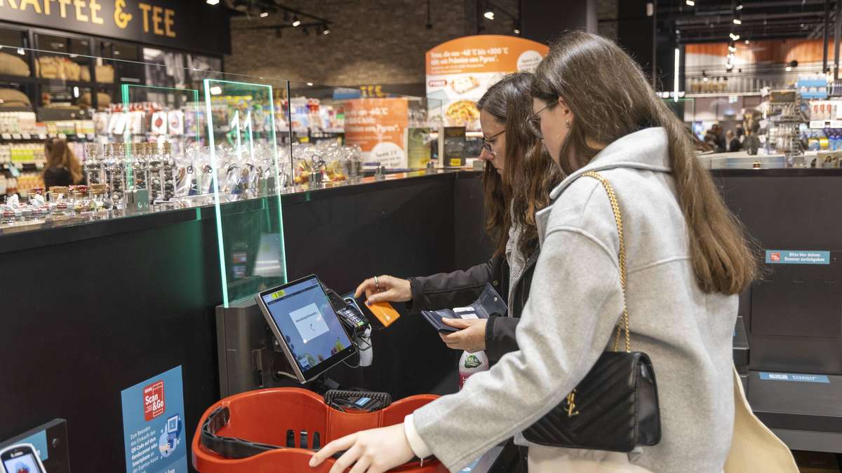 Supermarkt-Kunde verwundert über gängiges Verhalten an SB-Kassen – viele hoffen, dass es genau so bleibt
