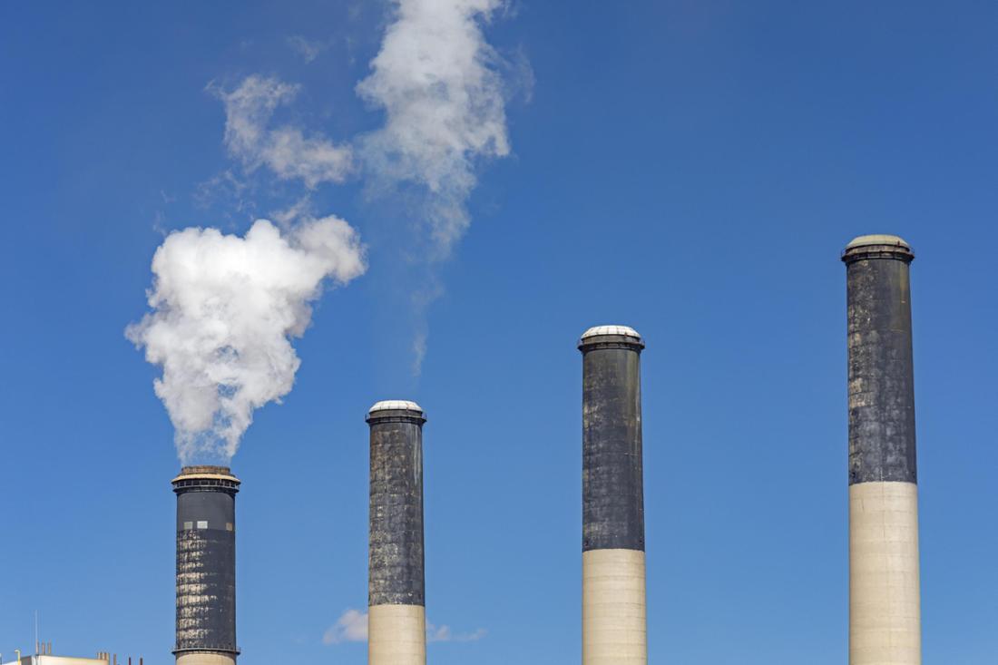 Rauchende Schornsteine des Jim Bridger Kraftwerks in Rock Springs, Wyoming/USA.