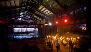 Auf einer Fackelführung ein ehemaliges Hüttenwerk erkunden