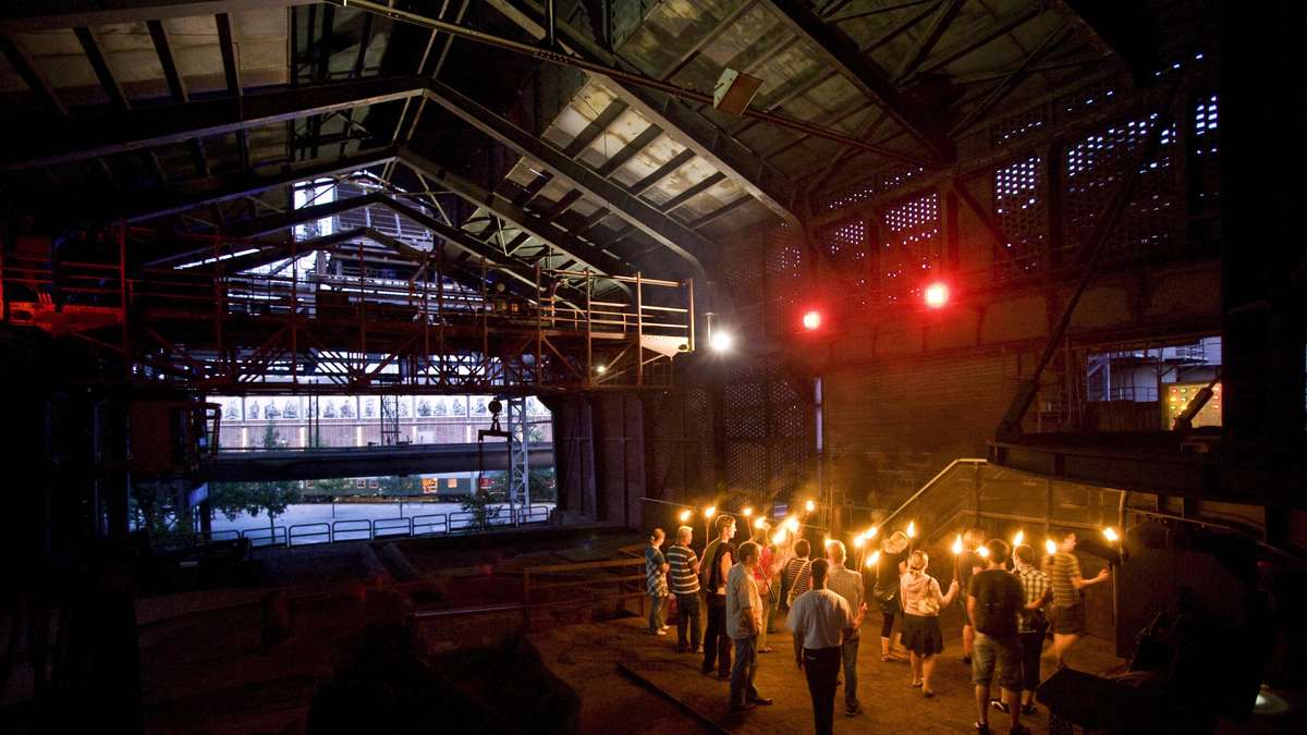 Auf einer Fackelführung ein ehemaliges Hüttenwerk erkunden