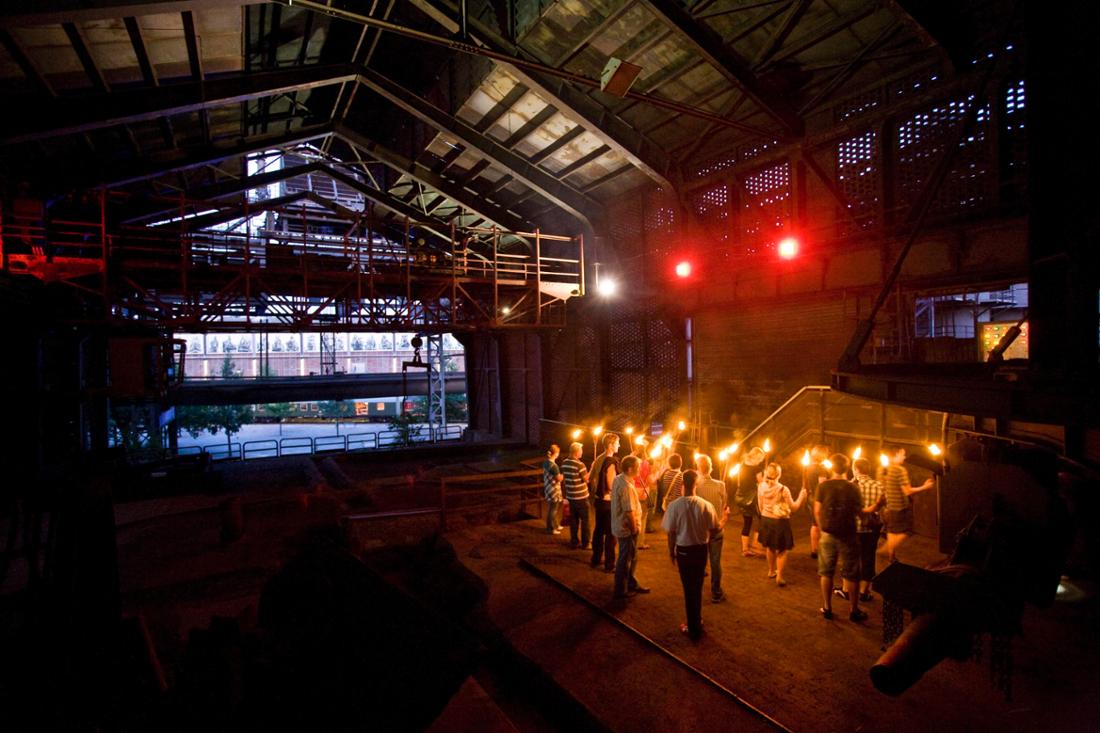 Eine Fackelführung im Landschaftspark Duisburg-Nord.