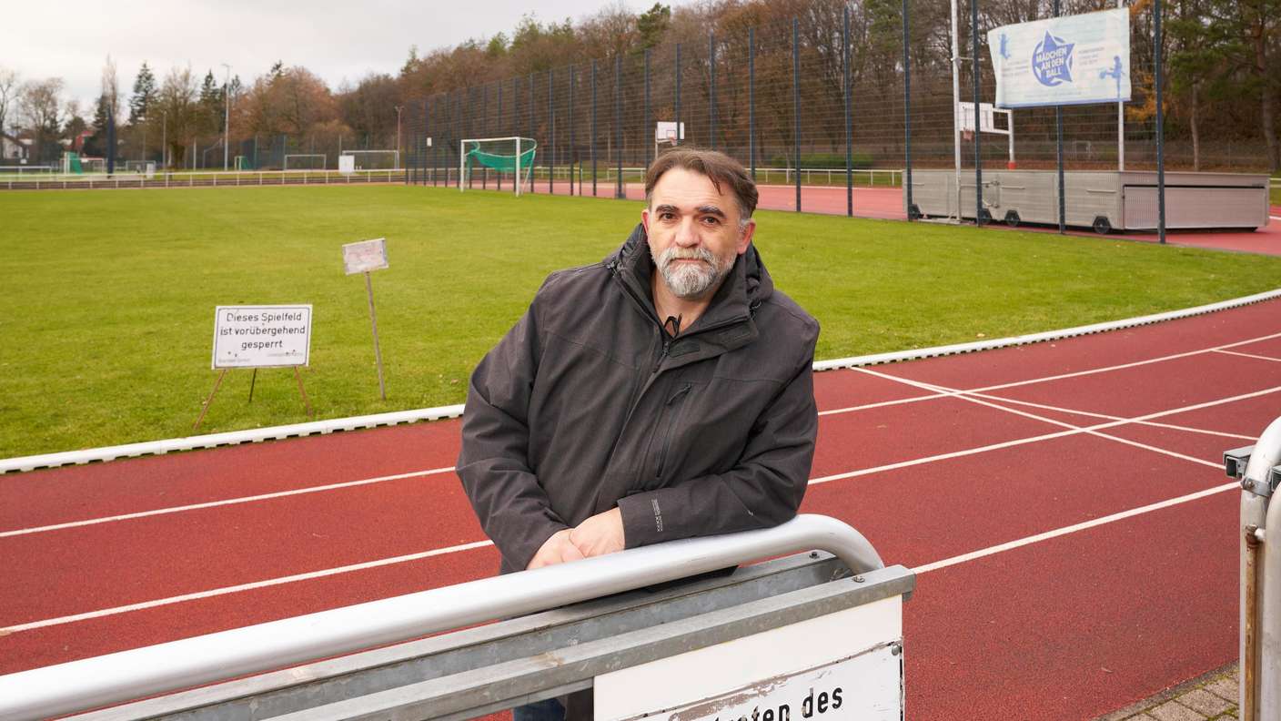 Vorsitzender Michael Hollmayer, FC Perlach sucht neuen Platzwart, Am Krehlebogen, München, 29. November 2024, Foto: Jens Hartmann