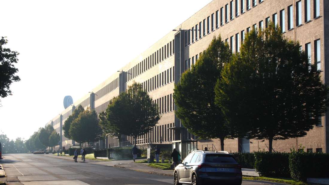 VW-Werk Kassel in Baunatal Volkswagen Fassade Nordrandbau Schriftzug Logo Foto: Sven Kühling