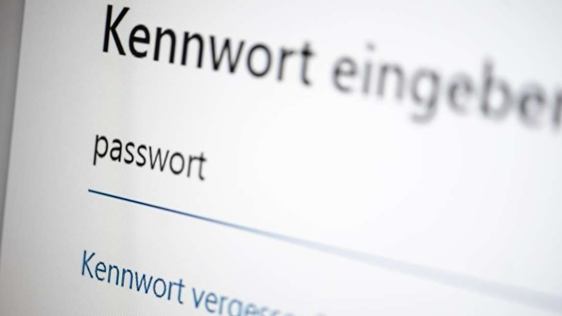 Auf dem Bildschirm eines Laptops sieht man die Dialog-Box eines Passworts