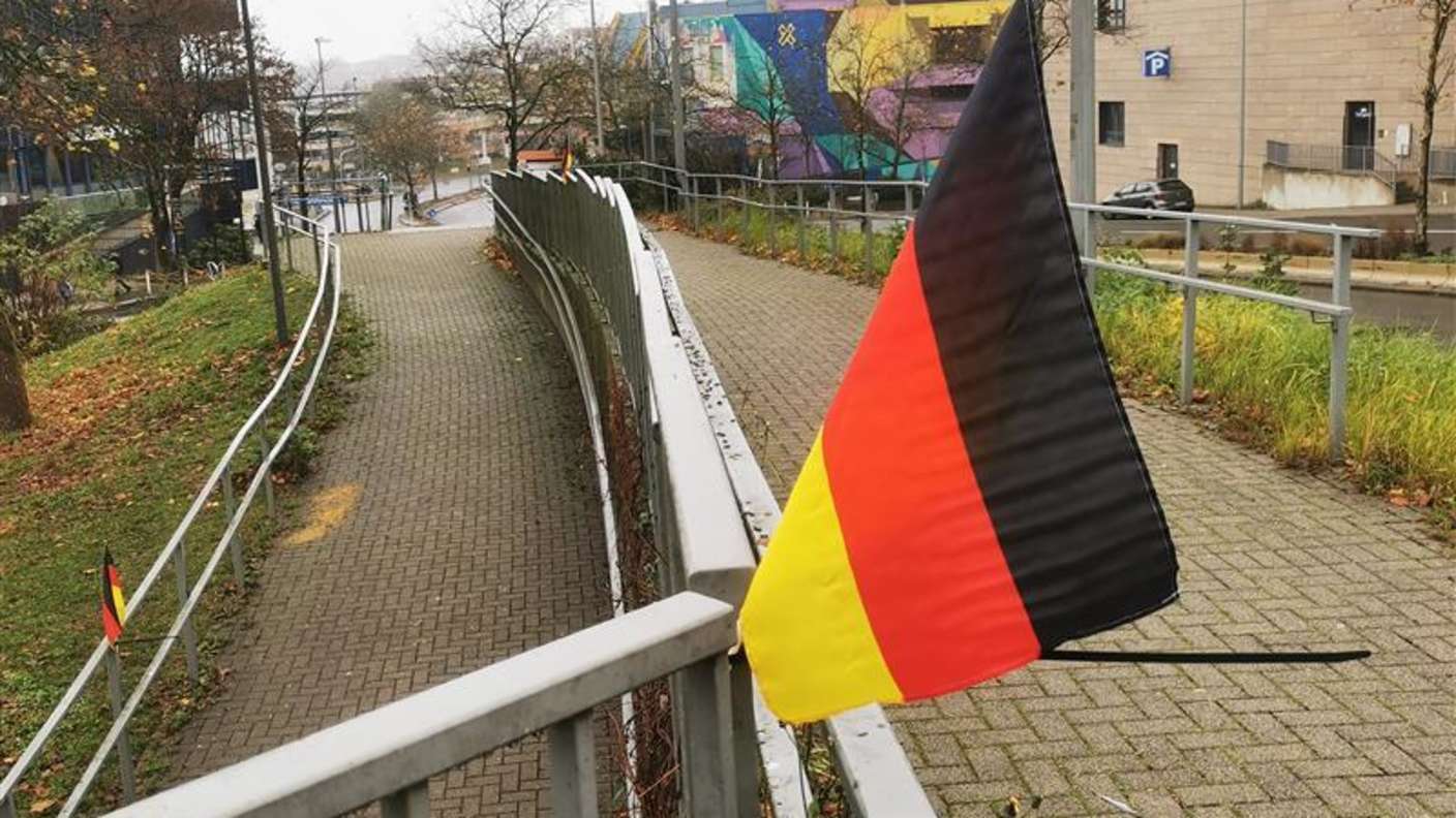 Auch an der Unterführungen wurden viele Fahnen platziert.