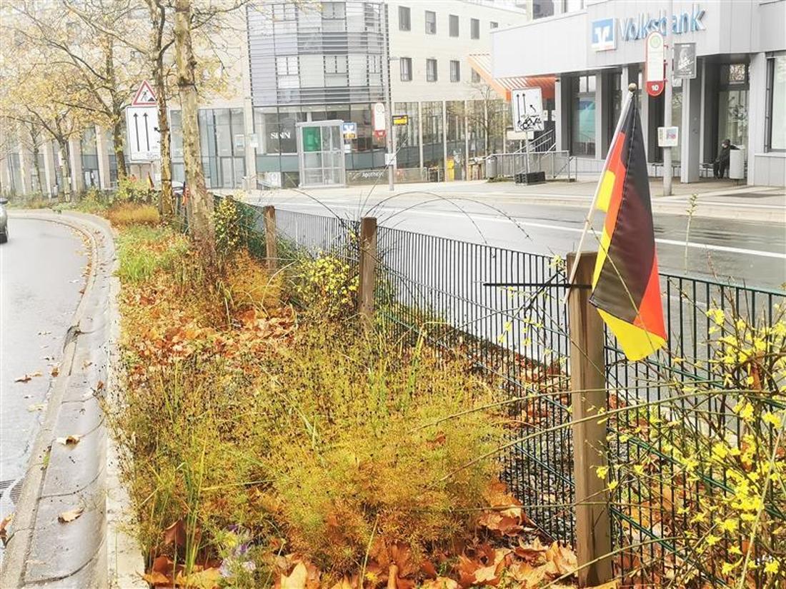 Am Zaun auf dem Mittelstreifen wurden zudem Fahnen befestigt.   