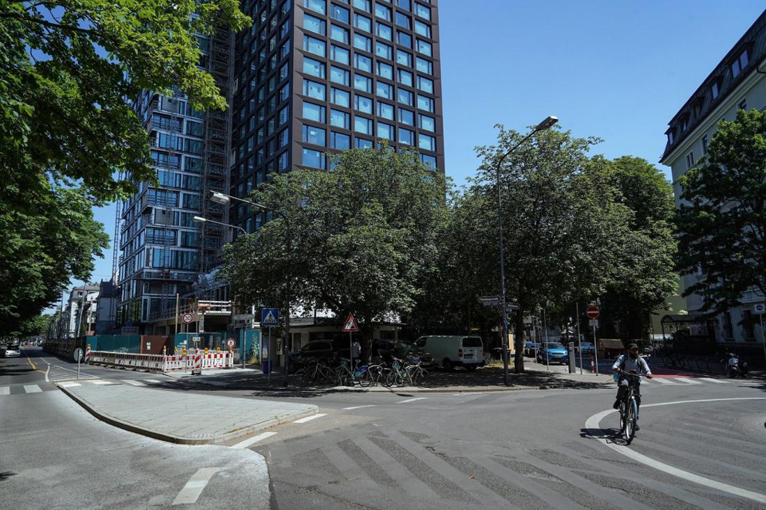 Wegen der Bauarbeiten am angrenzenden Hochhaus wurde das Areal davor in „Platz der Unwirtlichkeit unserer Städte“ umbenannt. 
