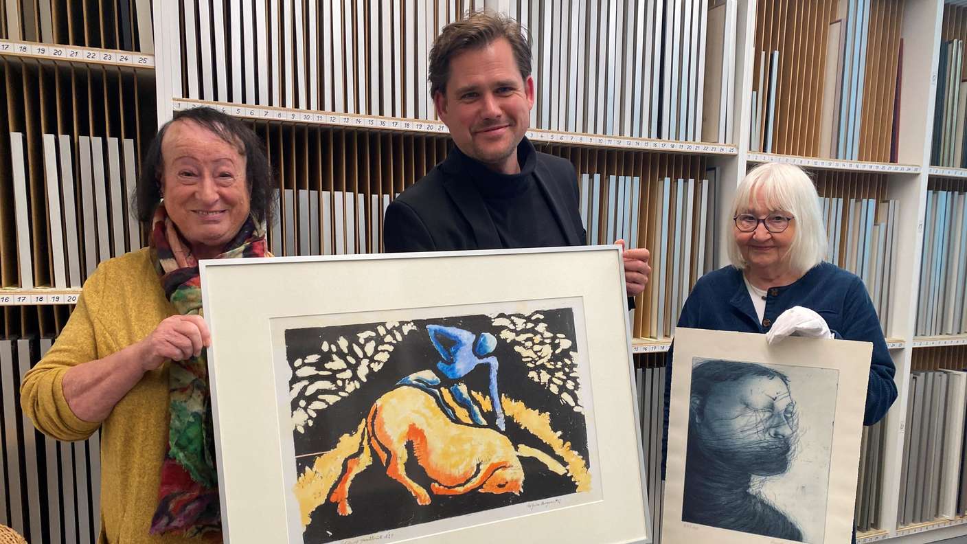 Werben für die Artothek – hier mit einem Neuzugang von Wilhelm Morgners „Tierdresseur“ – und die Möglichkeit, Kunst in den Alltag zu bringen (von links): Inga Schubert-Hartmann (Kreiskunstverein/Artothek), Museumsleiter Michael Stockhausen und Christa Müller (Artothek). 