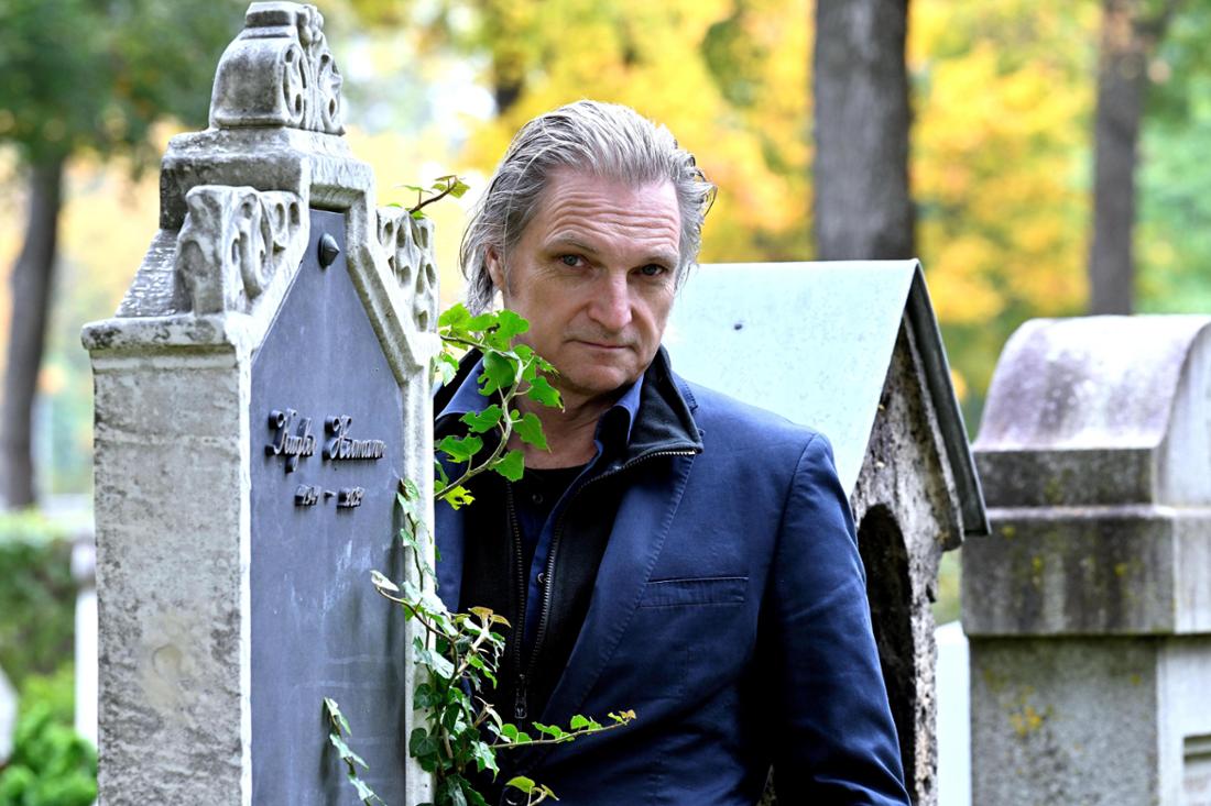 Stefan Jürgens beim Fotoshooting auf dem Nordfriedhof