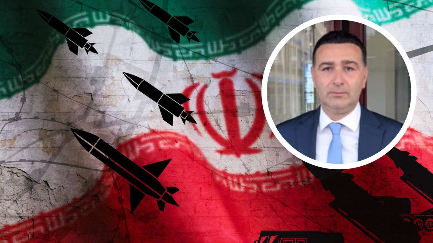 Die iranische Flagge mit Raketen und anderem Kriegsgerät, dazu ein Foto von Hassan Amani mit Anzug und Krawatte in einem weißen Kreis.