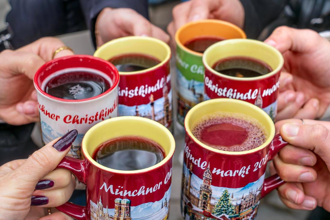 Heißer Glühwein auf Weihnachtsmarkt