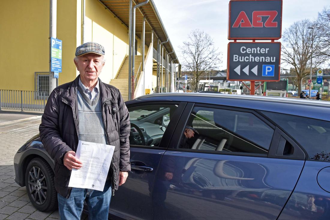 Mit der Zahlungsaufforderung vor dem AEZ: Hermann Seifert wehrt sich gegen den Digital-Fehler.