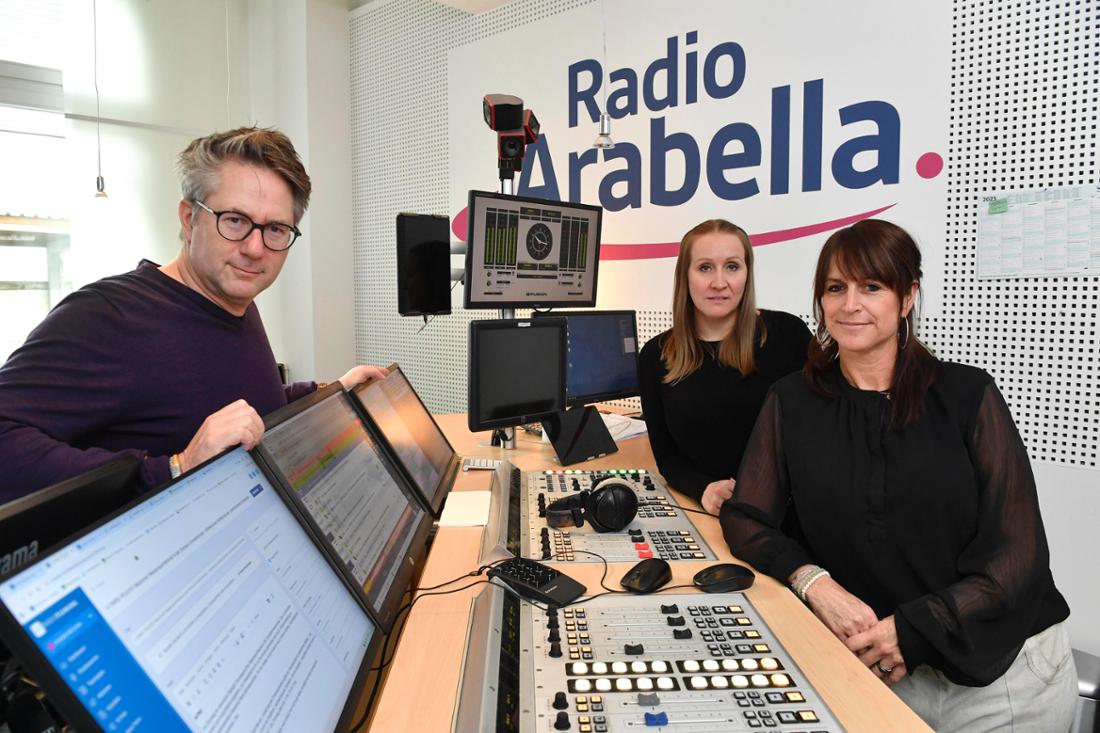 Geschäftsführer Till Coenen, Moderatorin Anja Mikolajczyk und Programmleiterin Verena Kögel (v. l.).