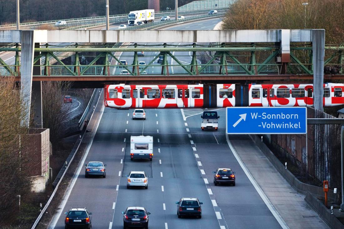 Wuppertaler Schwebebahn fährt über die Autobahn A46 am Sonnborner Kreuz, Wuppertal, Nordrhein-Westfalen.