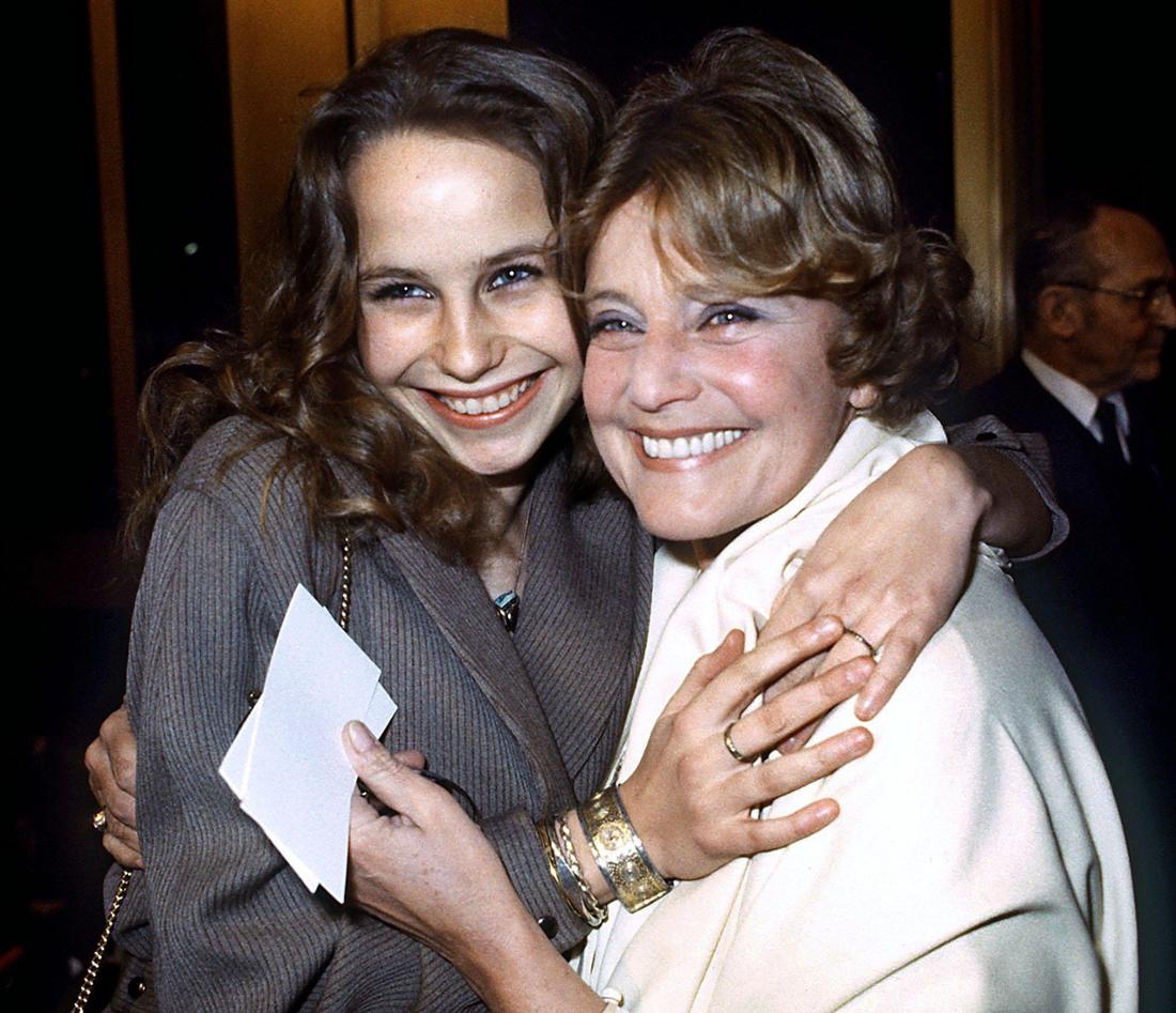 Schauspielerin Maria Schell gestorben dpa-tz-mm – Mi., 27. April 2005 08:51
Schauspielerin Maria Schell gestorben
Schauspielerin Maria Schell (r) mit ihrer Tochter Marie-Theres in Berlin (Archivfoto vom 16.02.1984). Maria Schell ist tot. Sie starb am Dienstagabend (26.04.2005) im Alter von 79 Jahren auf ihrer Alm in Kärnten. Das meldet der ORF. Demnach erlag Schell den Folgen einer Lungenentzündung. Ihre große Karriere begann bereits in den 1950er Jahren. Foto: Istvan Bajzat dpa +++(c) dpa - Bildfunk+++