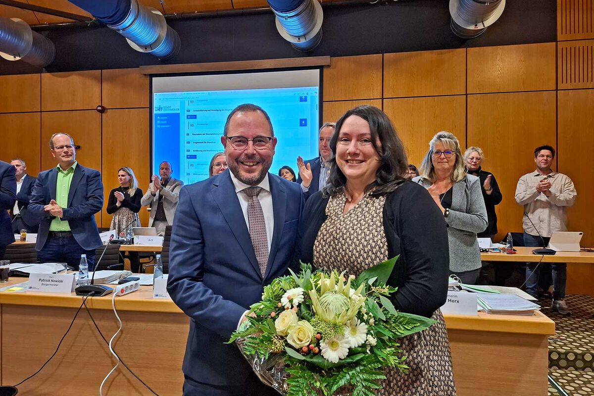 Bürgermeister Patrick Nowicki dankte seiner Amts-Vorgängerin Nadine Leonhardt. Foto: Ines Tiede - Bürgermeister Patrick Nowicki dankte seiner Amts-Vorgängerin Nadine Leonhardt. Foto: Ines Tiede -