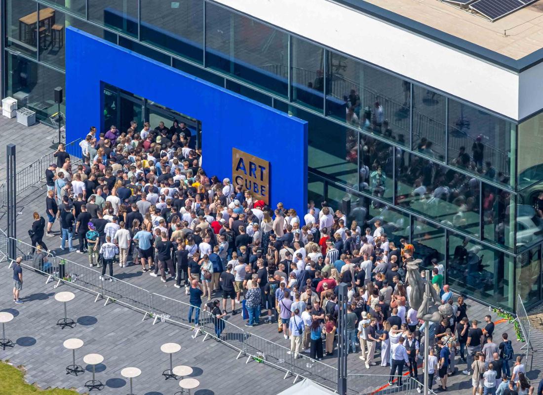 [Foto:  Blossey  Hamm RHYNERNLuftbildRiesenandrang im ART Cube von Mensing„Aufbruch“ Felix Blume „Kollegah“ gastiert im Art Cube Hamm 