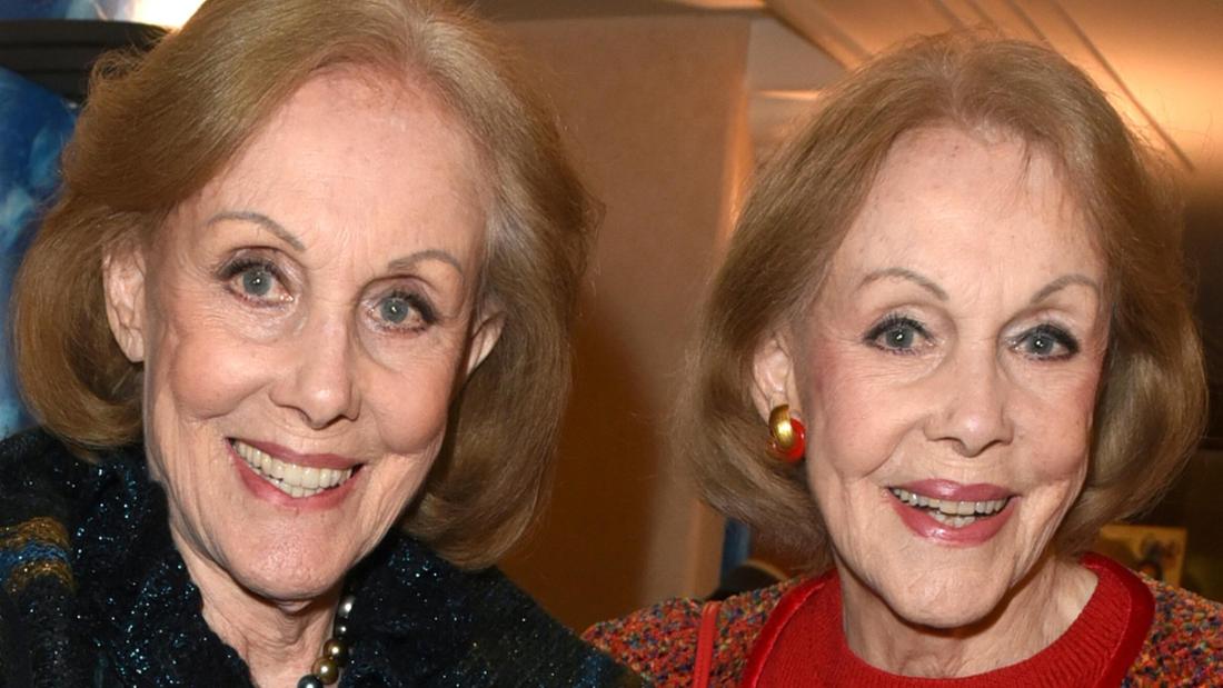 Alice und Ellen Kessler bei einem ihrer letzten öffentlichen Auftritte. Die legendären Zwillinge starben im November 2025 gemeinsam im Alter von 89 Jahren in ihrer Wahlheimat in Grünwald im Süden Münchens.