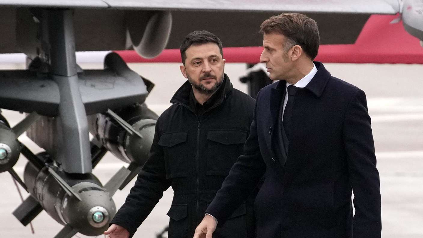 Selenskyj (l.) bei seinem Treffen mit Macron in Paris. 