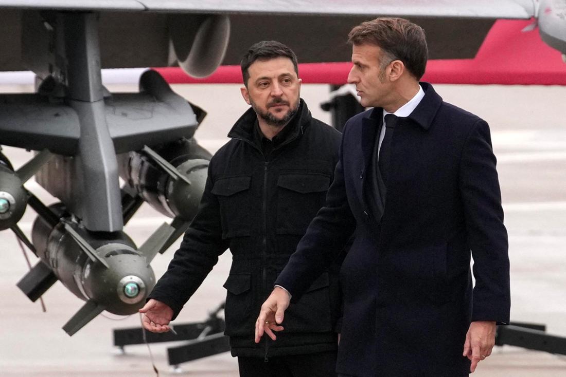 Selenskyj (l.) bei seinem Treffen mit Macron in Paris. 