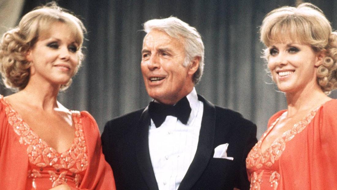 Fernsehlegenden: Alice und Ellen Kessler bei einem ihrer zahlreichen TV-Auftritte in Deutschland – hier mit Schauspieler Johannes Heesters in den 1970er-Jahren.