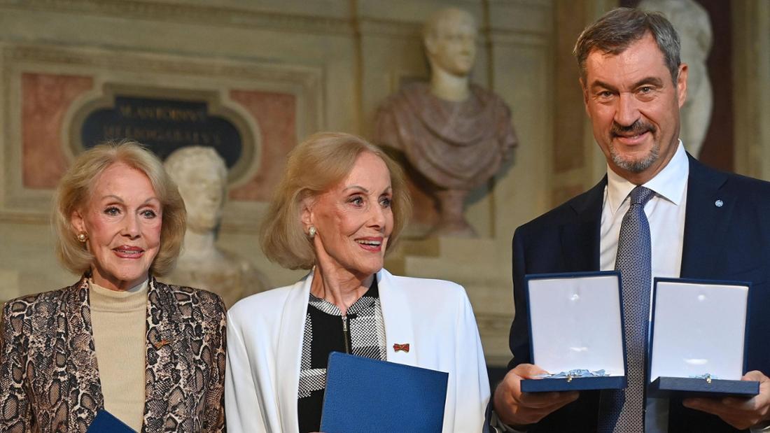 Die Kessler-Zwillinge mit Markus Söder bei der Verleihung des Bayerischen Verdienstordens. Die Zeremonie fand nur wenige Monate vor ihrem gemeinsamen Tod statt.
