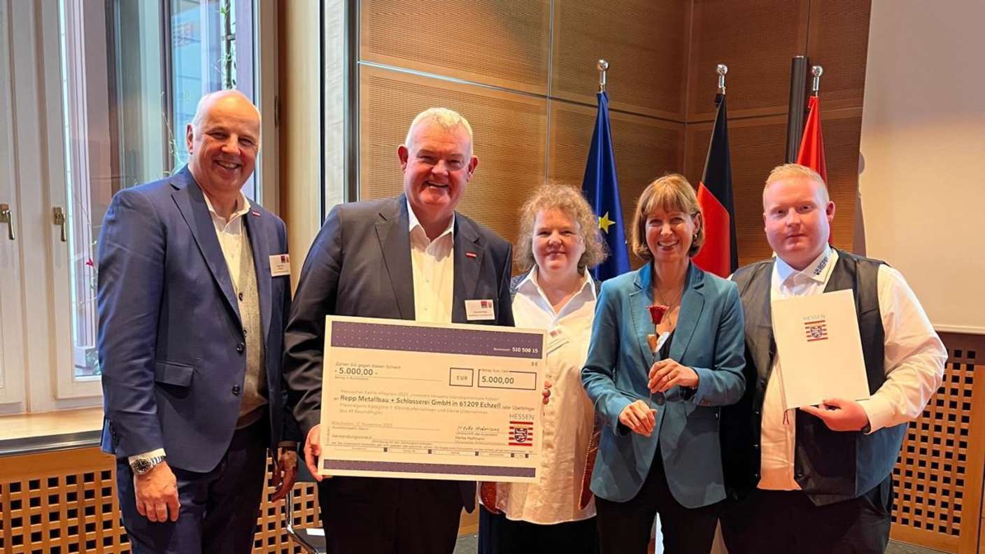 Bei der Preisverleihung in Wiesbaden (v.l.): Handwerkskammerpräsident, Stefan Füll, Alexander Repp, Andrea Repp, Ministerin Heike Hofmann und Florian Repp.