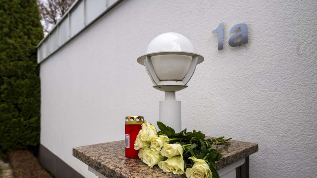 Weiße Rosen liegen vor der Villa der Kessler-Zwillinge