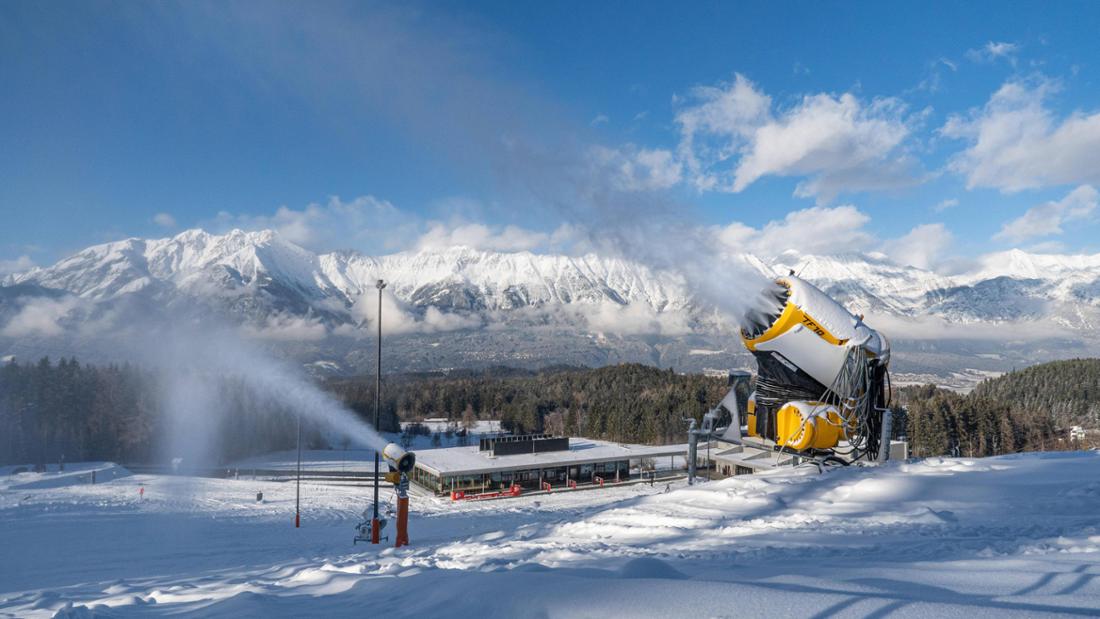 Schneekanone im Einsatz bei der Patscherkofelbahn Talstation Innsbruck, Tirol, Österreich.