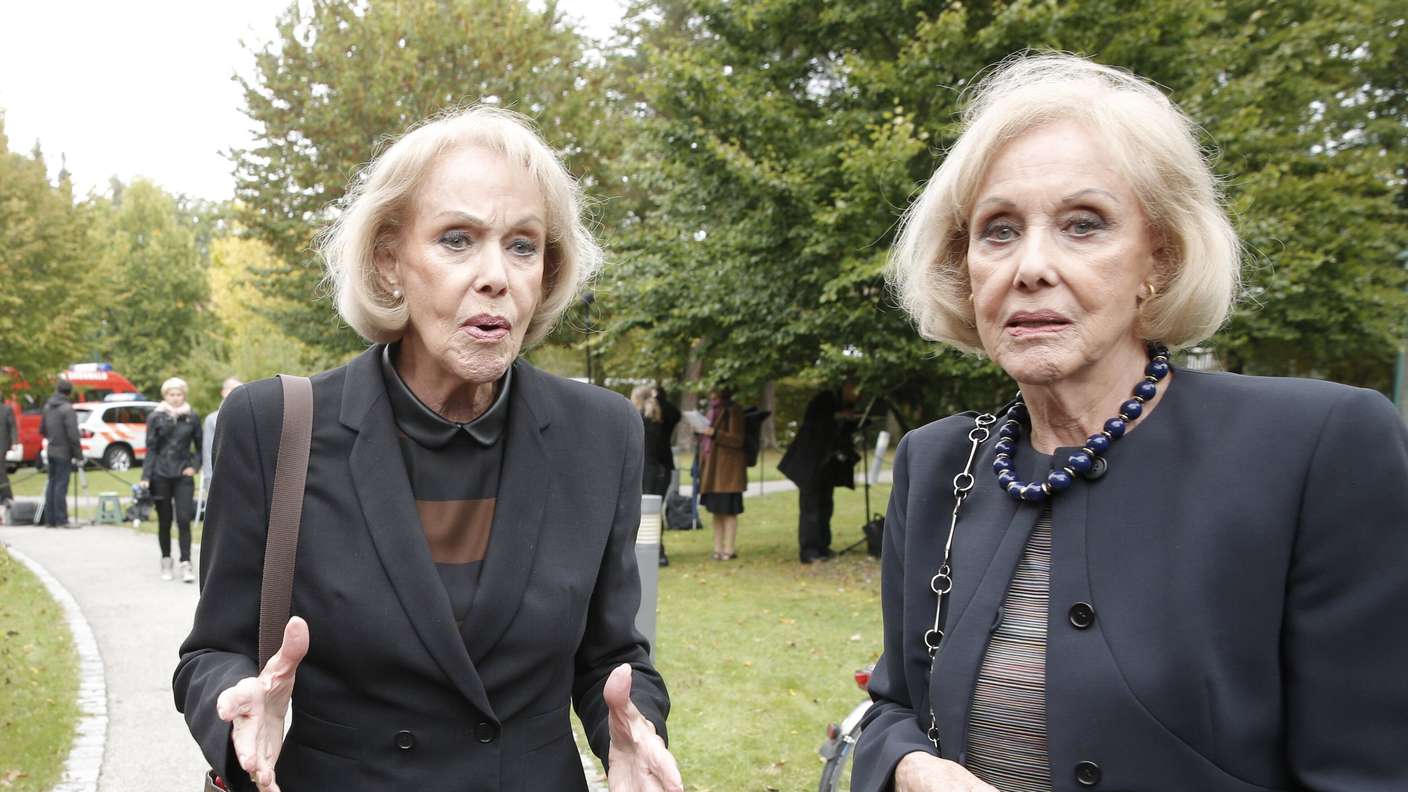 Alice und Ellen Kessler bei einer Trauerfeier