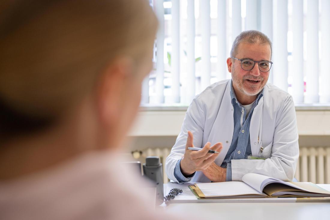 Prof. Dr. Dominik Schneider Direktor der Klinik für Kinder- und Jugendmedizin am Klinikum Dortmund gestikuliert im Gespräch.