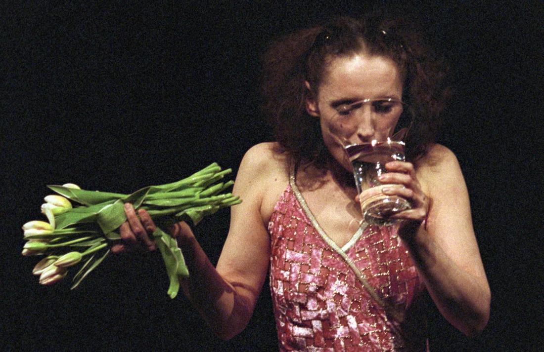 In der Not: Nazareth Panadero trinkt Blumenwasser in „Nefes“ von Pina Bausch. 