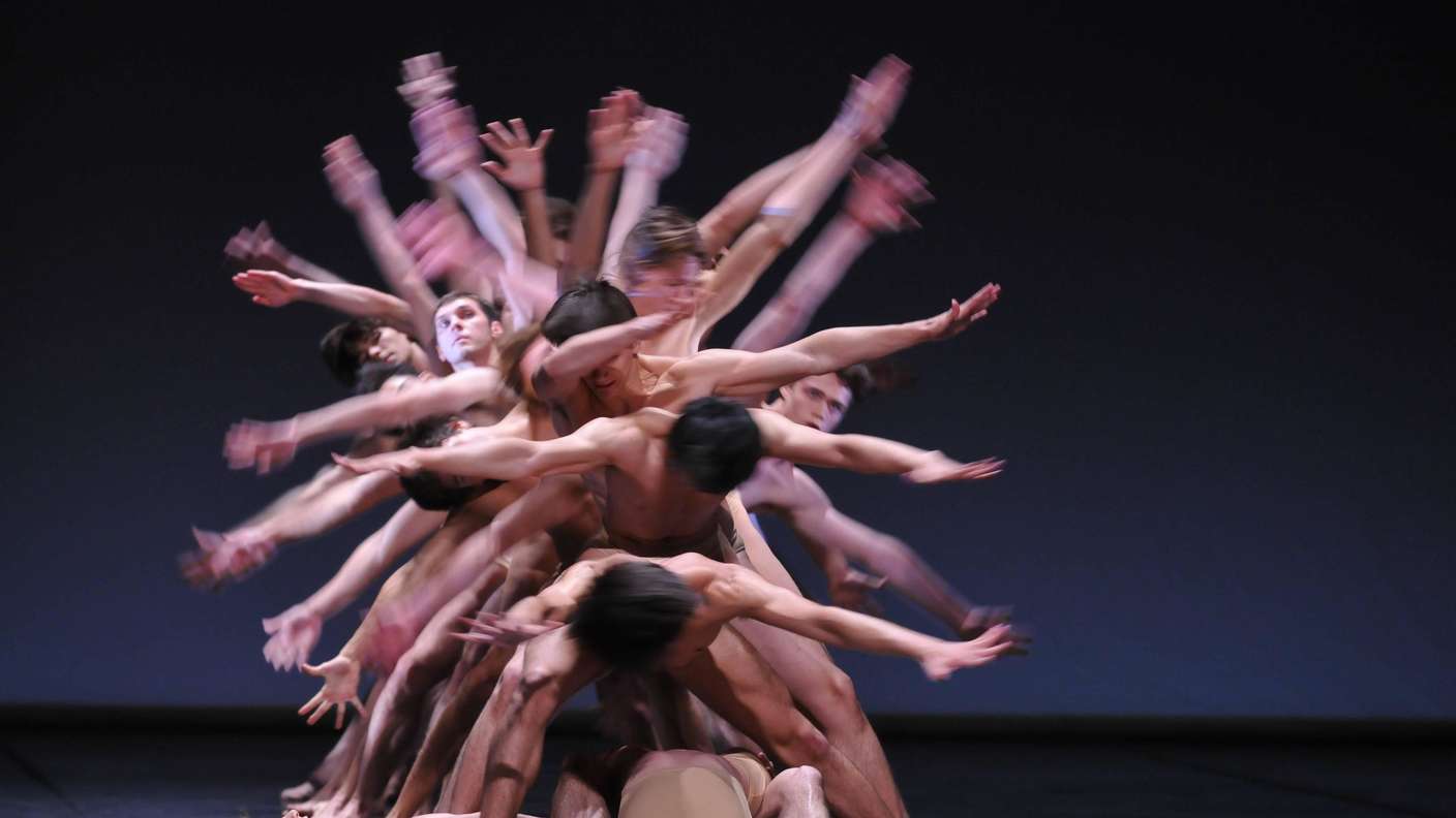 „Le Sacre du printemps“ von John Neumeier: das Ensemble mit fliegenden Armen. 