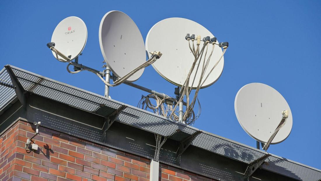 Mehrere Satellitenschüsseln auf einem Wohnhaus