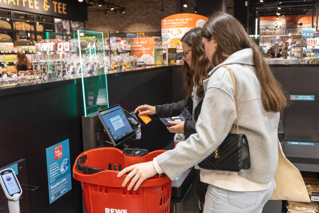 Frauen an der SB-Kasse