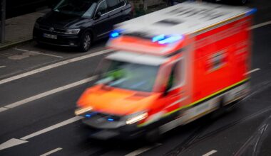 Auto prallt frontal gegen Lkw: 48-Jähriger am Steuer eingeklemmt