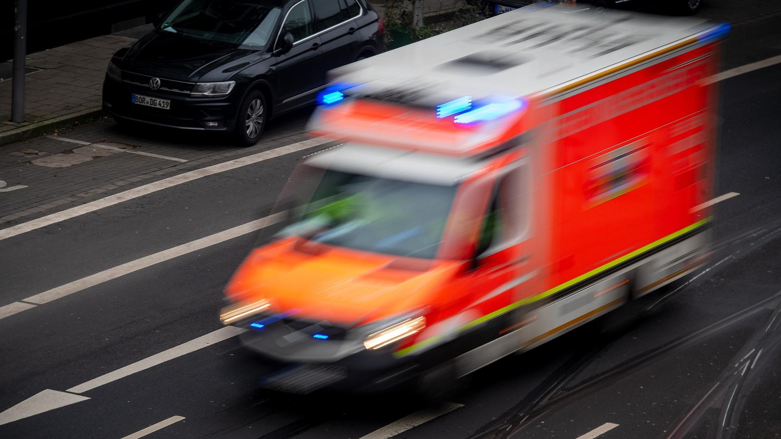 Auto prallt frontal gegen Lkw: 48-Jähriger am Steuer eingeklemmt