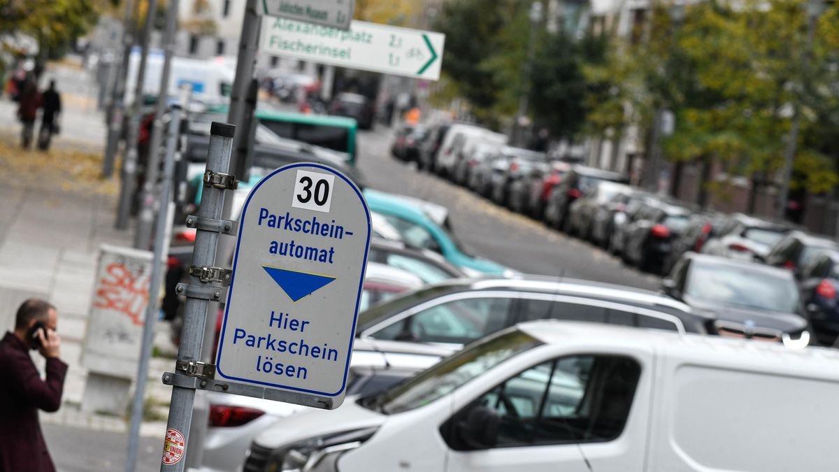 Ein Verkehrsforscher forderte zuletzt höhere Parkgebühren in Berlin. Ein Verkehrsforscher forderte zuletzt höhere Parkgebühren in Berlin.