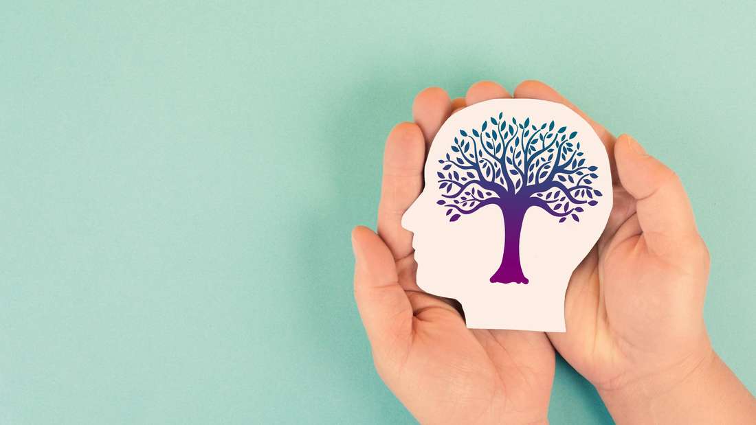 Psyche, bunte Bäume wachsen, geistige Gesundheit, positive Einstellung und Inspiration, kreatives Denken Gehirn, persönliche Entwicklung, Selbstwertgefühl und Heilung